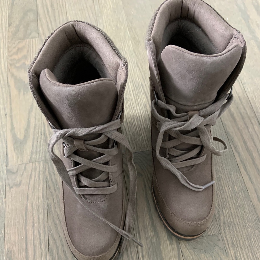 Brand New Ugg stacked heal winter boots size 6.5.